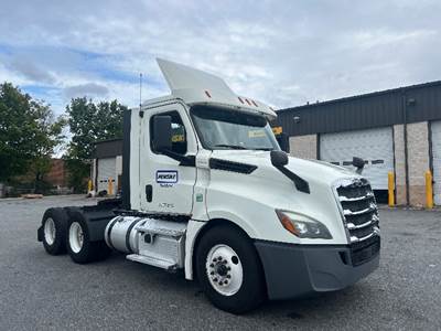 Freightliner Cascadia 126 Day Cab Truck - 435HP, 12 Speed Automatic