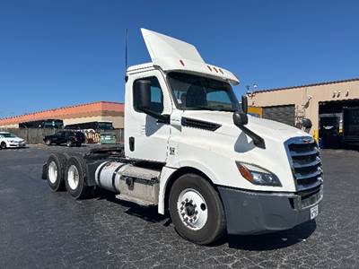 Freightliner Cascadia 126 Day Cab Truck - Cummins 400HP, 13 Speed Automatic