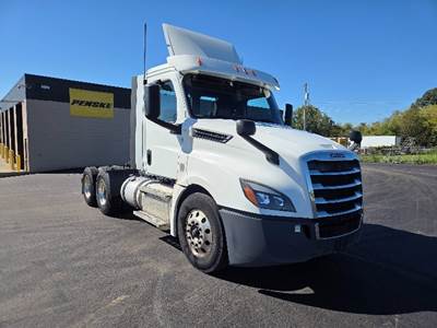 Freightliner Cascadia 126 Day Cab Truck - 435HP, 12 Speed Automatic