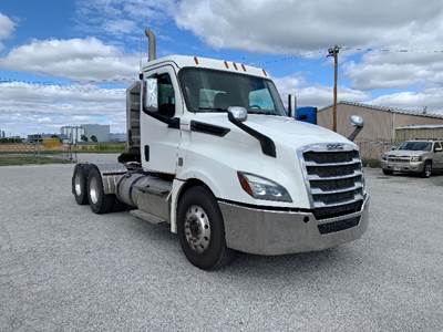 Freightliner Cascadia 126 Day Cab Truck - Cummins 450HP, 10 Speed Manual