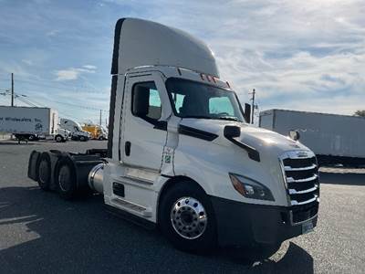 Freightliner Cascadia 126 Day Cab Truck - 435HP, 12 Speed Automatic