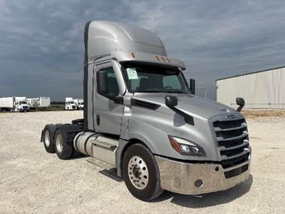 Freightliner Cascadia 126 Day Cab Truck - 450HP, 12 Speed Automatic