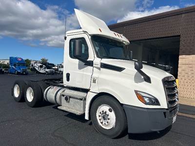 Freightliner Cascadia 126 Day Cab Truck - 435HP, 12 Speed Automatic
