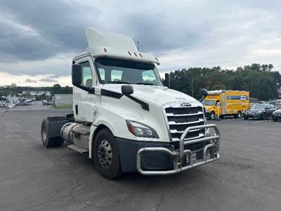 Freightliner Cascadia 126 Single Axle Day Cab Truck - 410HP, 12 Speed Automatic