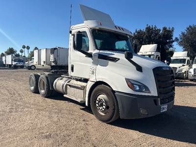 Freightliner Cascadia 126 Day Cab Truck - 435HP, 12 Speed Automatic