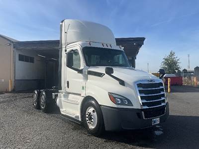 Freightliner Cascadia 126 Day Cab Truck - 450HP, 12 Speed Automatic