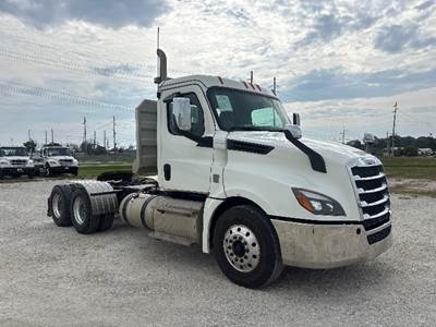 Freightliner Cascadia 126 Day Cab Truck - Cummins 450HP, 10 Speed Automatic