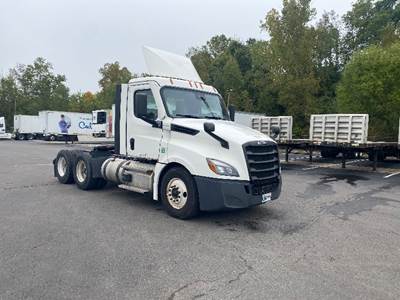 Freightliner Cascadia 126 Day Cab Truck - 435HP, 12 Speed Automatic