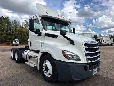 Freightliner Cascadia 126 Day Cab Truck - Cummins 400HP, 13 Speed Automatic