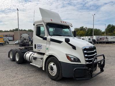 Freightliner Cascadia 126 Day Cab Truck - 435HP, 12 Speed Automatic