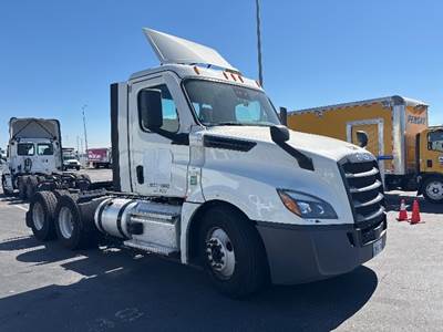 Freightliner Cascadia 126 Day Cab Truck - 435HP, 12 Speed Automatic