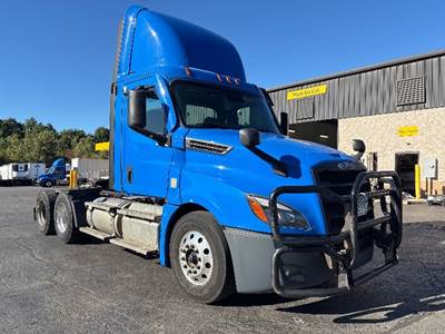 Freightliner Cascadia 126 Day Cab Truck - 450HP, 12 Speed Automatic