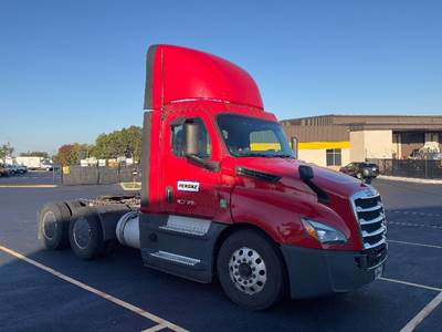 Freightliner Cascadia 126 Day Cab Truck - 400HP, 12 Speed Automatic