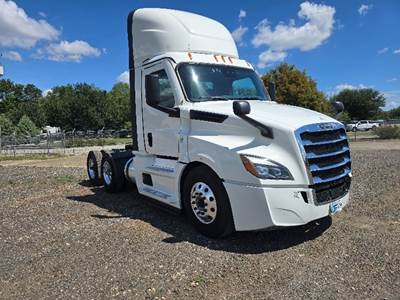 Freightliner Cascadia 126 Day Cab Truck - 450HP, 12 Speed Automatic