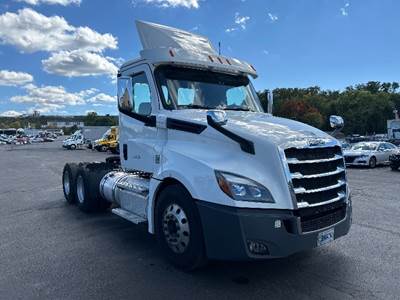 Freightliner Cascadia 126 Day Cab Truck - 435HP, 12 Speed Automatic