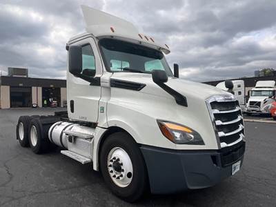 Freightliner Cascadia 126 Day Cab Truck - 435HP, 12 Speed Automatic
