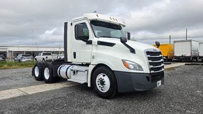 Freightliner Cascadia 126 Day Cab Truck - 435HP, 12 Speed Automatic