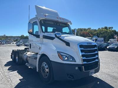 Freightliner Cascadia 126 Day Cab Truck - 435HP, 12 Speed Automatic