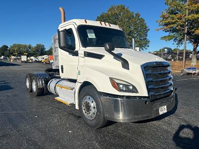 Freightliner Cascadia 126 Day Cab Truck - Cummins 500HP, 13 Speed Manual