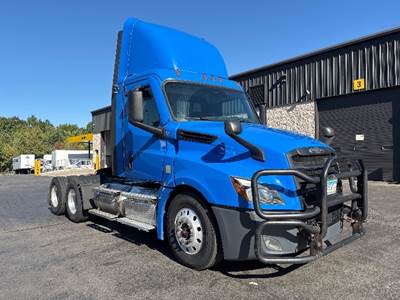 Freightliner Cascadia 126 Day Cab Truck - 450HP, 12 Speed Automatic