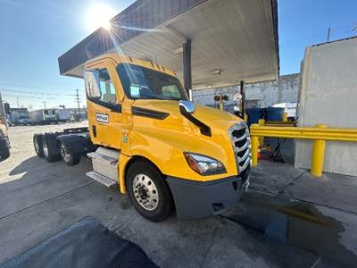 Freightliner Cascadia 126 Day Cab Truck - 475HP, 12 Speed Automatic