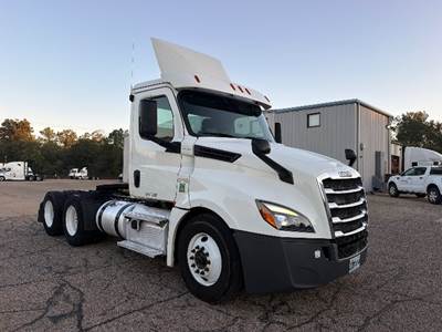 Freightliner Cascadia 126 Day Cab Truck - 435HP, 12 Speed Automatic