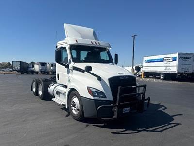 Freightliner Cascadia 126 Day Cab Truck - Cummins 400HP, 13 Speed Automatic