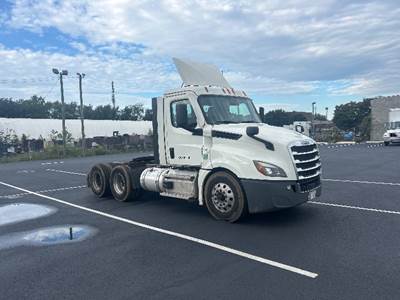 Freightliner Cascadia 126 Day Cab Truck - 450HP, 12 Speed Automatic