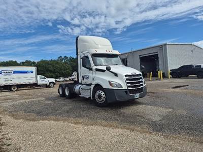 Freightliner Cascadia 126 Day Cab Truck - Cummins 450HP, 10 Speed Automatic