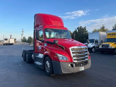 Freightliner Cascadia 126 Day Cab Truck - 400HP, 12 Speed Automatic