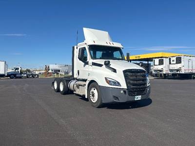 Freightliner Cascadia 126 Day Cab Truck - 435HP, 12 Speed Automatic