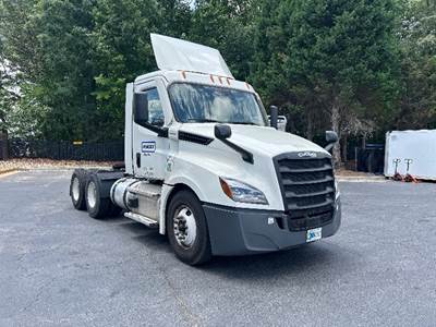 Freightliner Cascadia 126 Day Cab Truck - 435HP, 12 Speed Automatic