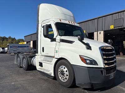 Freightliner Cascadia 126 Day Cab Truck - 435HP, 12 Speed Automatic