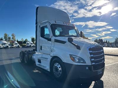 Freightliner Cascadia 126 Day Cab Truck - 450HP, 12 Speed Automatic
