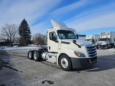 Freightliner Cascadia 126 Day Cab Truck - 435HP, 12 Speed Automatic
