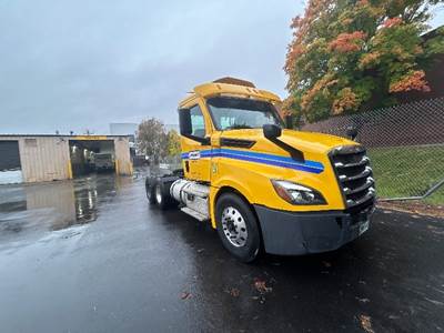Freightliner Cascadia 126 Day Cab Truck - 435HP, 12 Speed Automatic