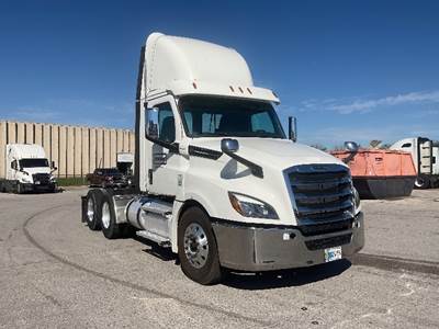 Freightliner Cascadia 126 Day Cab Truck - 435HP, 12 Speed Automatic