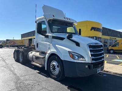 Freightliner Cascadia 126 Day Cab Truck - Cummins 400HP, 13 Speed Automatic