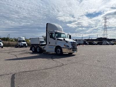 Freightliner Cascadia 126 Day Cab Truck - Cummins 450HP, 10 Speed Manual