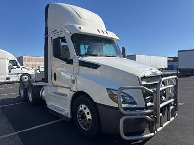 Freightliner Cascadia 126 Day Cab Truck - 455HP, 12 Speed Automatic