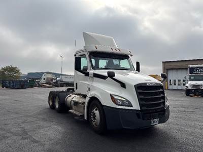 Freightliner Cascadia 126 Day Cab Truck - Cummins 400HP, 13 Speed Automatic