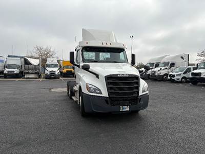 Freightliner Cascadia 126 Day Cab Truck - Cummins 400HP, 13 Speed Automatic