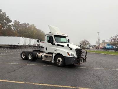Freightliner Cascadia 126 Day Cab Truck - Cummins 400HP, 13 Speed Automatic