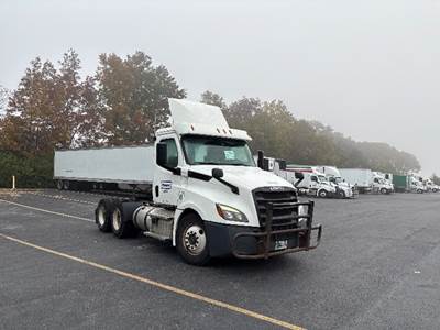 Freightliner Cascadia 126 Day Cab Truck - Cummins 400HP, 13 Speed Automatic