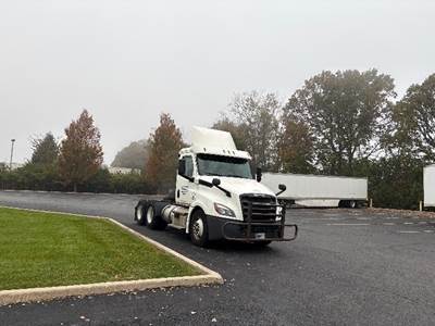 Freightliner Cascadia 126 Day Cab Truck - Cummins 400HP, 13 Speed Automatic