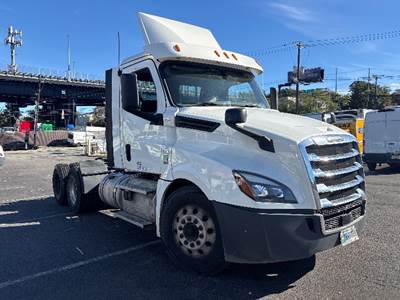 Freightliner Cascadia 126 Day Cab Truck - 435HP, 12 Speed Automatic