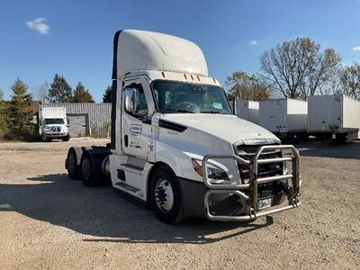 Freightliner Cascadia 126 Day Cab Truck - 455HP, 12 Speed Automatic