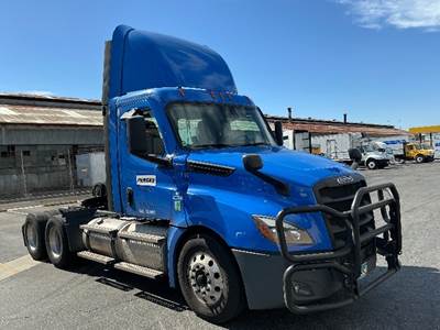 Freightliner Cascadia 126 Day Cab Truck - 435HP, 12 Speed Automatic