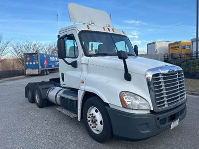 Freightliner Columbia 120 Day Cab Truck - 515HP, 10 Speed Manual