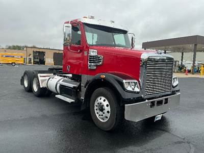 Freightliner Coronado 122 SD Day Cab Truck - Cummins 450HP, 10 Speed Manual